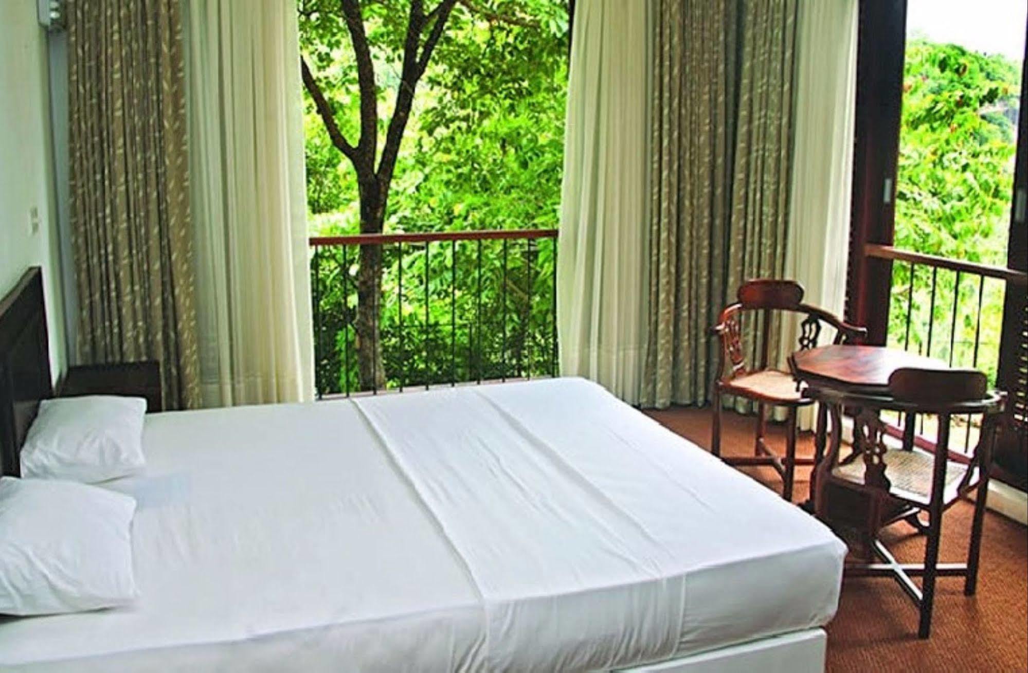 Birds Park Polgahawela Hotel Wadakada Exterior photo